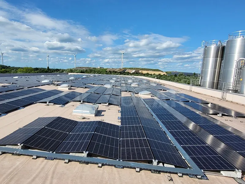Układ fotowoltaiczny do montażu na dachu o mocy 300 kW w Niemczech