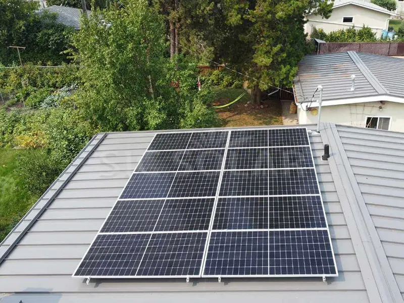 Metalowy uchwyt dachowy do panelu słonecznego o mocy 5 kW w Kanadzie