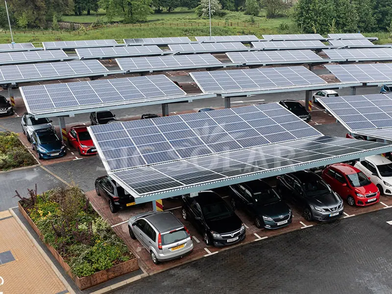 Montaż w stojaku na zadaszeniu słonecznym o mocy 700 kW w Kenii