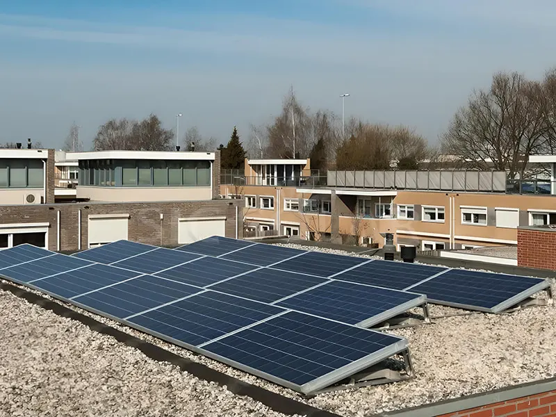 Panele słoneczne o mocy 8 kW zainstalowane na płaskim dachu w Anglii